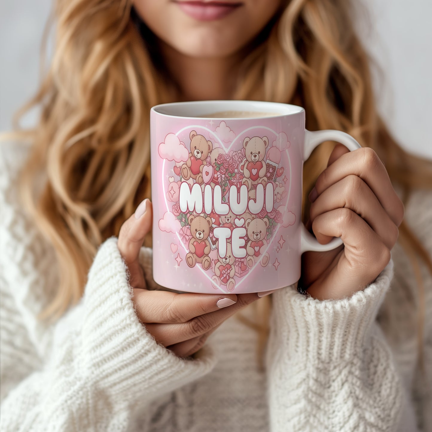 Růžový hrnek s medvídky a nápisem MILUJI TĚ.