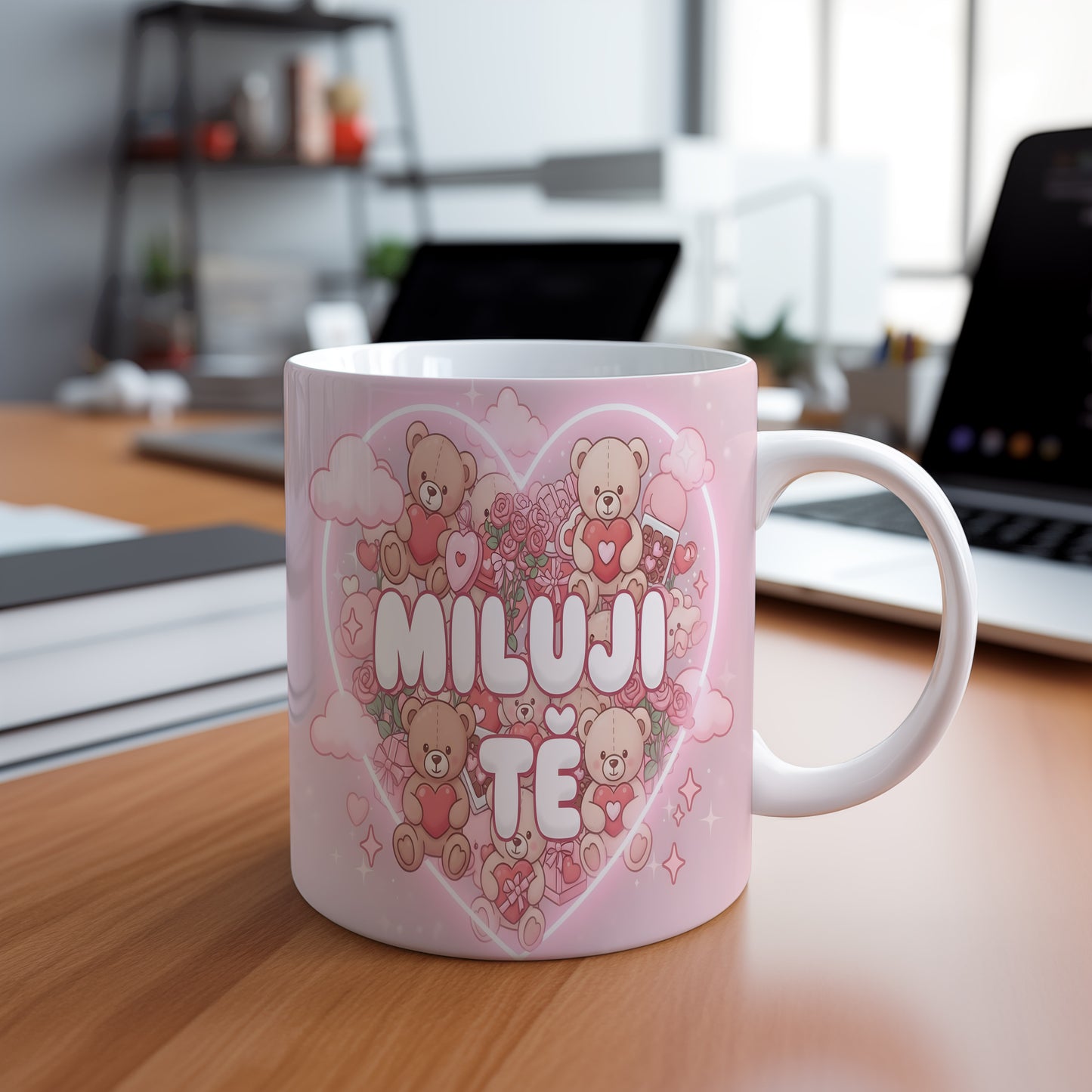 Růžový hrnek s medvídky a nápisem MILUJI TĚ.