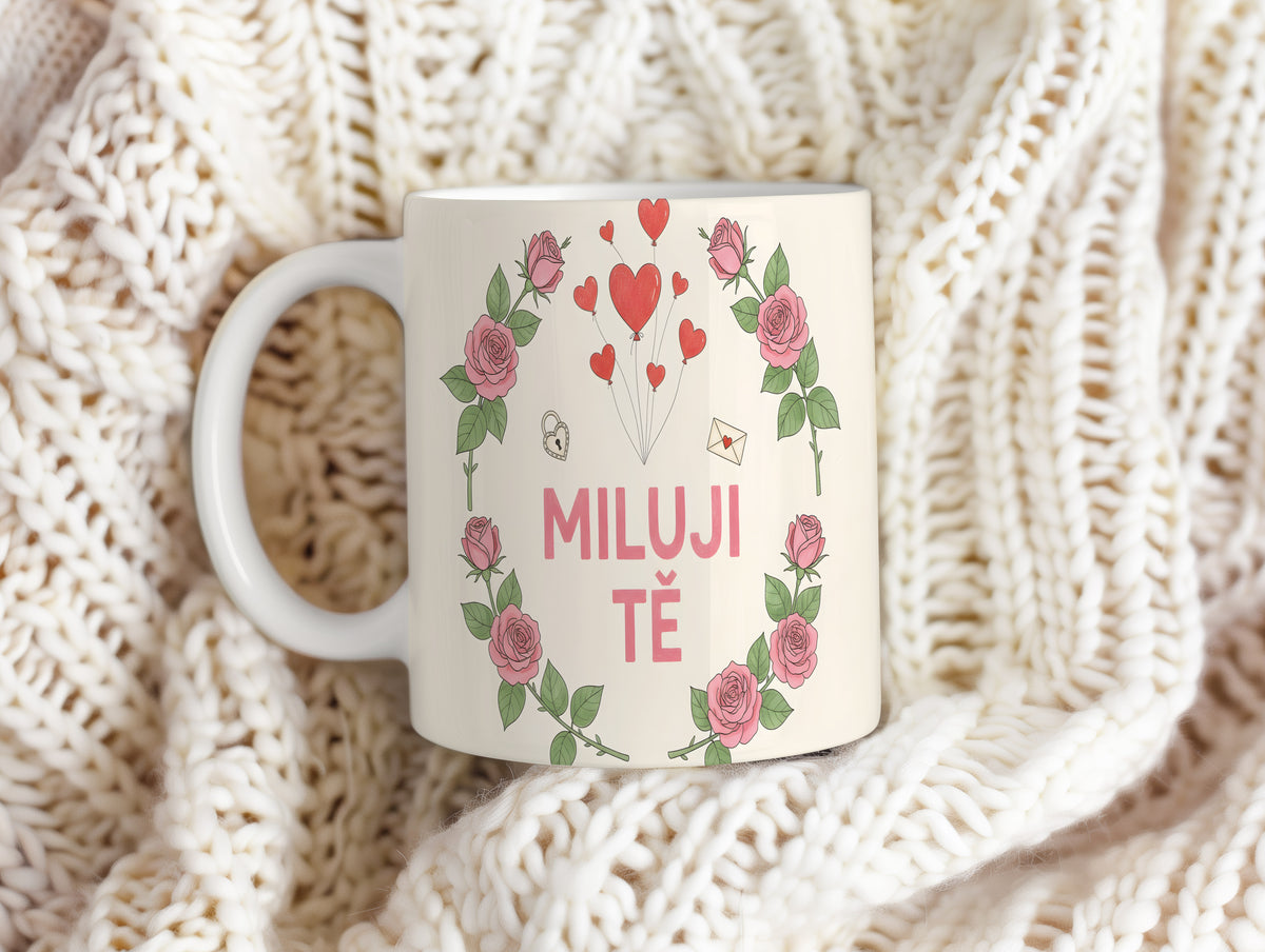 Krémový hrnek s růžemi a srdci, nápis MILUJI TĚ.