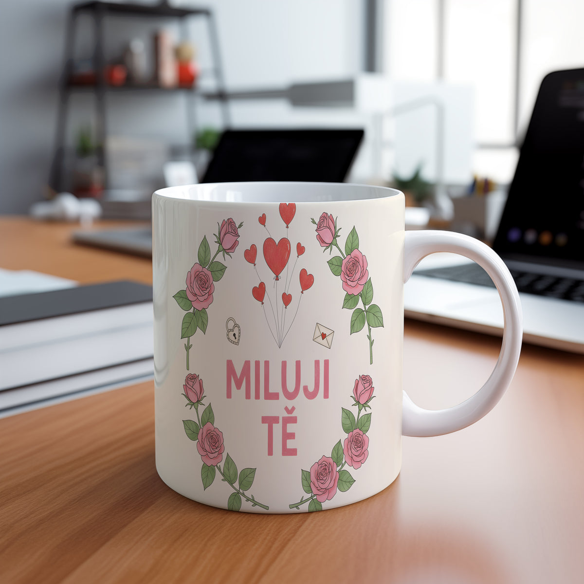 Krémový hrnek s růžemi a srdci, nápis MILUJI TĚ.