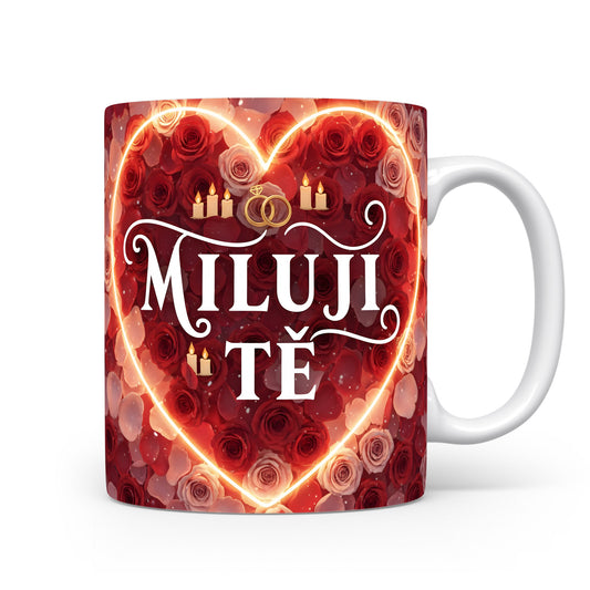 Romantický hrnek s nápisem MILUJI TĚ, obklopený růžemi a svíčkami.