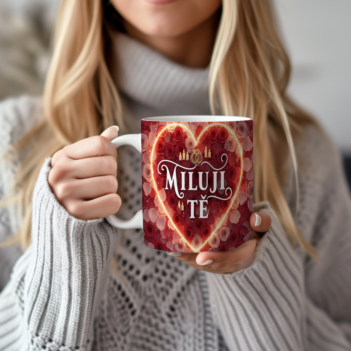 Romantický hrnek s nápisem MILUJI TĚ, obklopený růžemi a svíčkami.