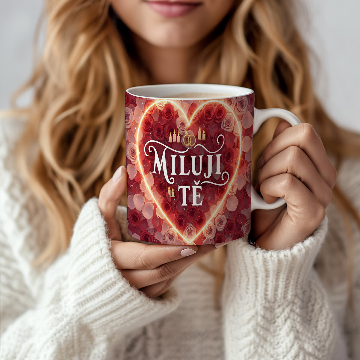 Romantický hrnek s nápisem MILUJI TĚ, obklopený růžemi a svíčkami.