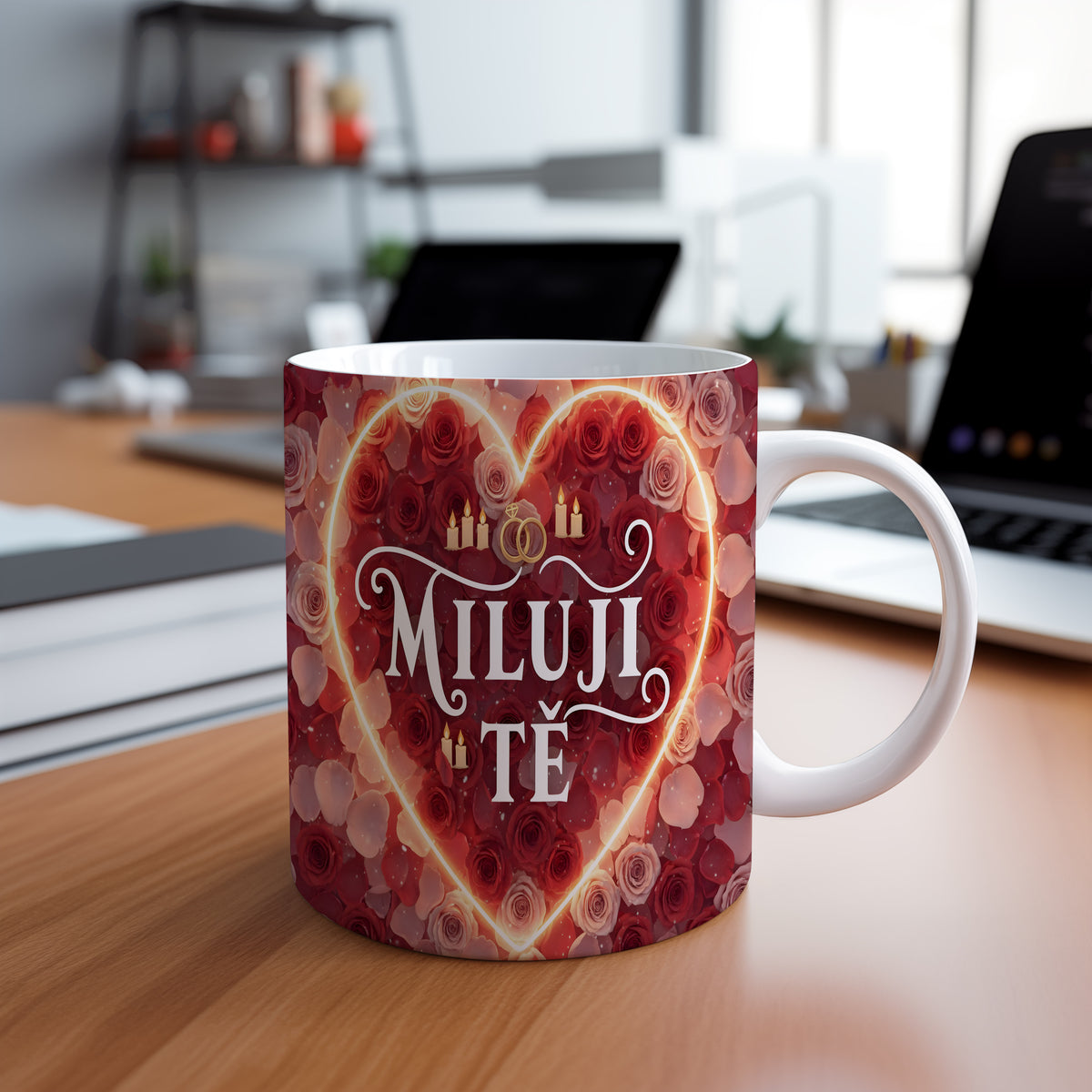 Romantický hrnek s nápisem MILUJI TĚ, obklopený růžemi a svíčkami.