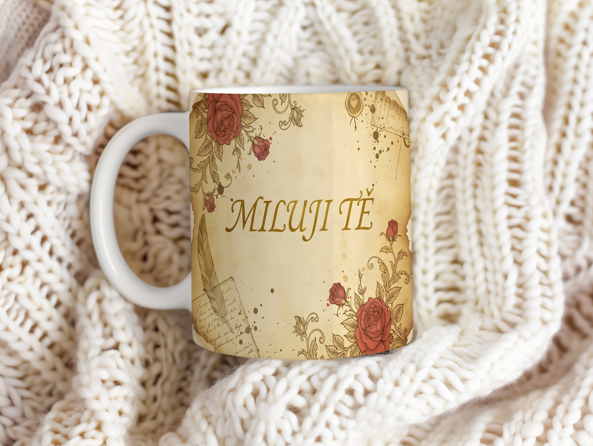 Romantický hrnek s nápisem MILUJI TĚ a růžemi.