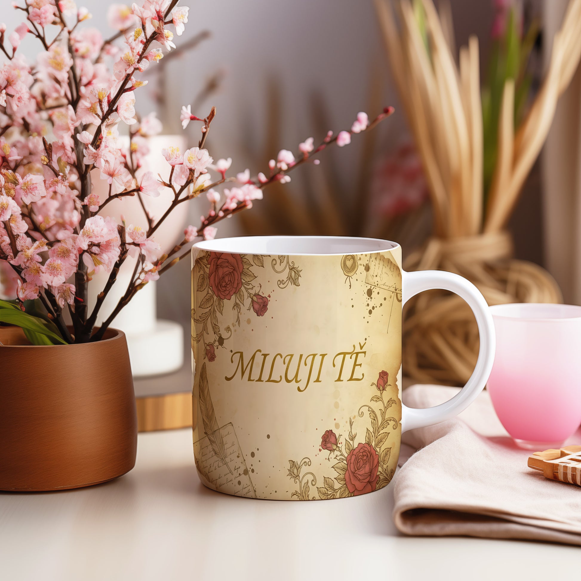 Romantický hrnek s nápisem MILUJI TĚ a růžemi.