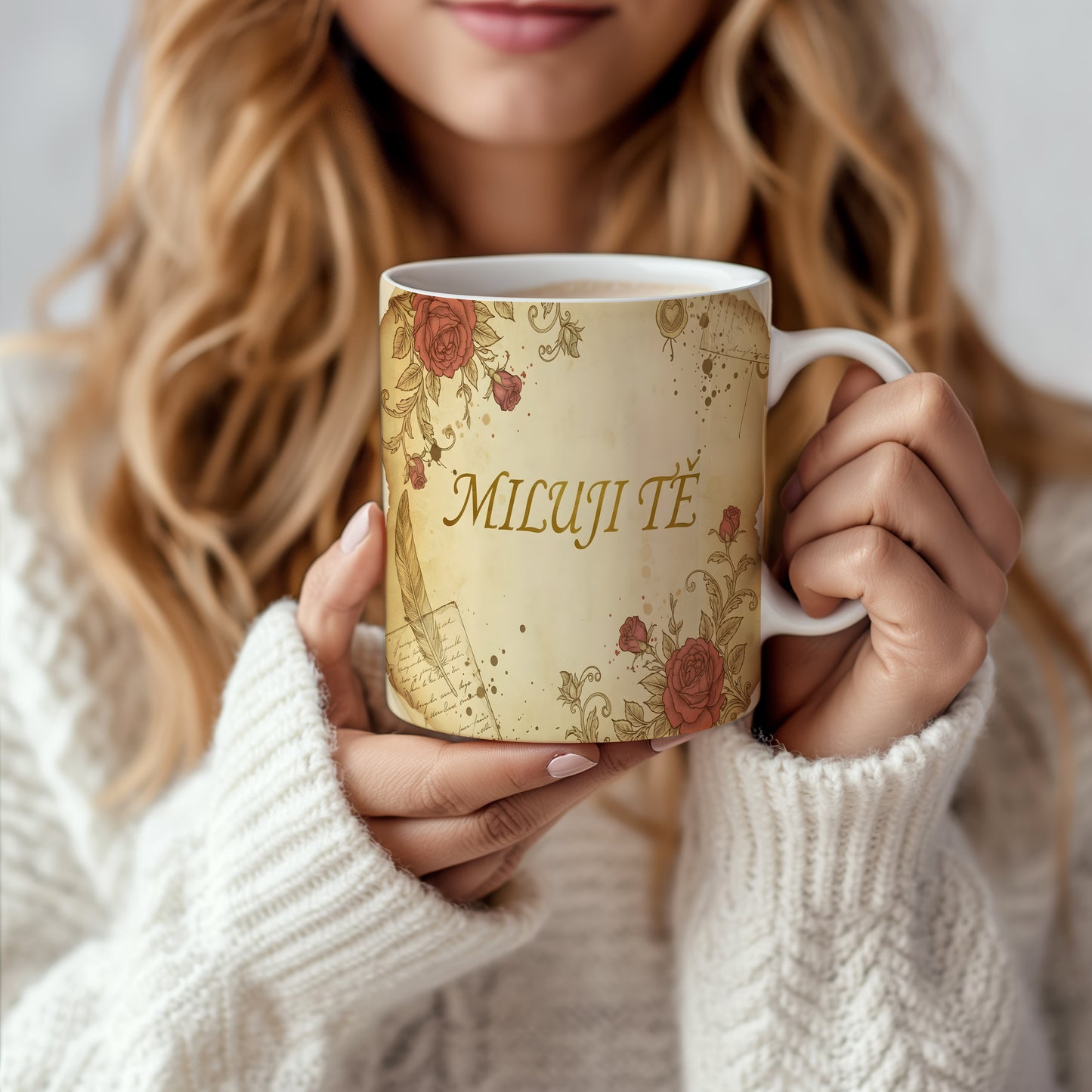 Romantický hrnek s nápisem MILUJI TĚ a růžemi.
