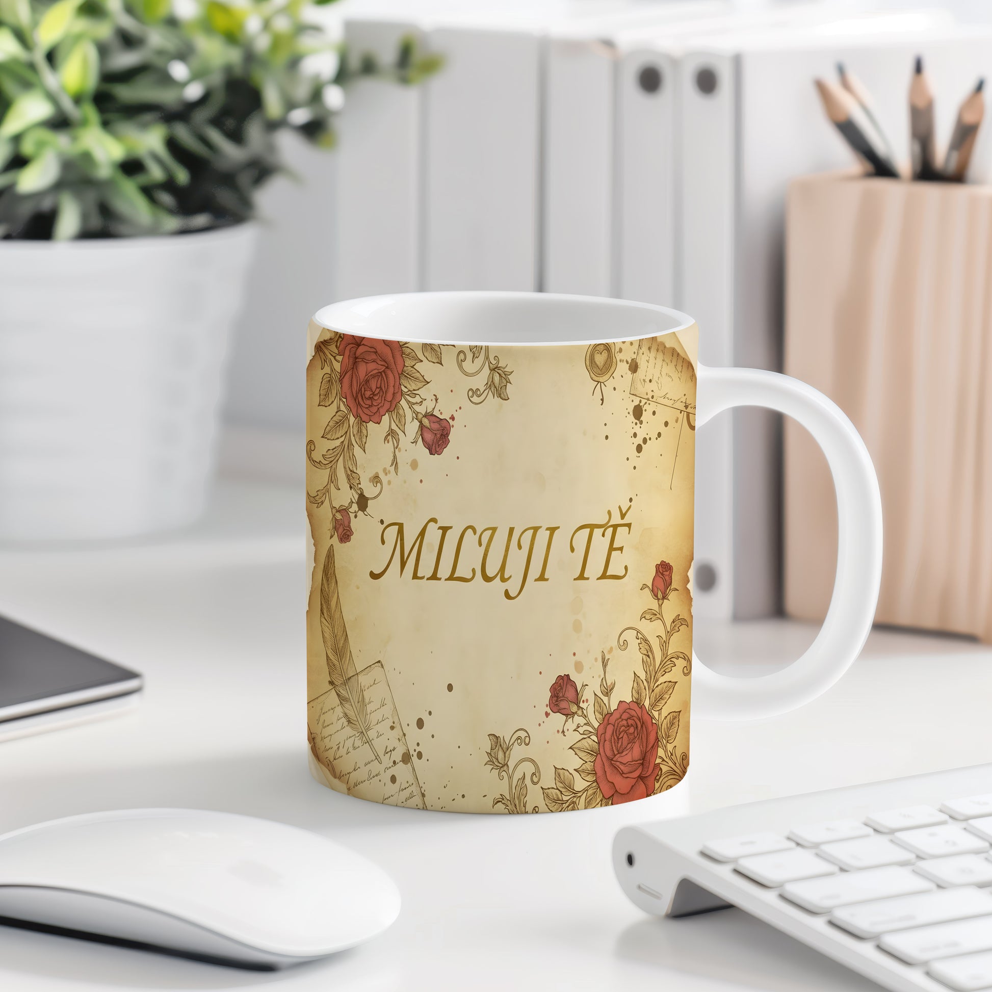 Romantický hrnek s nápisem MILUJI TĚ a růžemi.