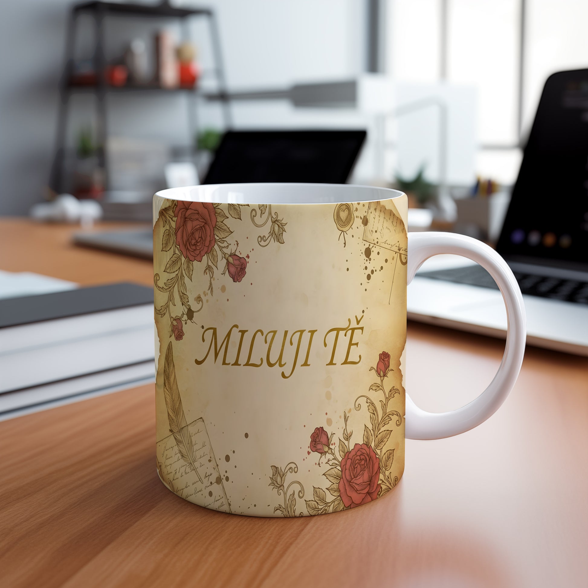 Romantický hrnek s nápisem MILUJI TĚ a růžemi.