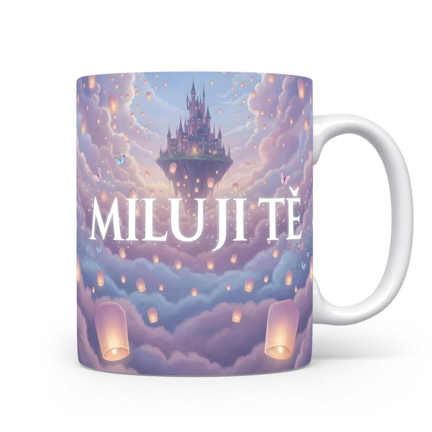 Hrnek s nápisem MILUJI TĚ a motivem létajících lampionů a hradu v oblacích.