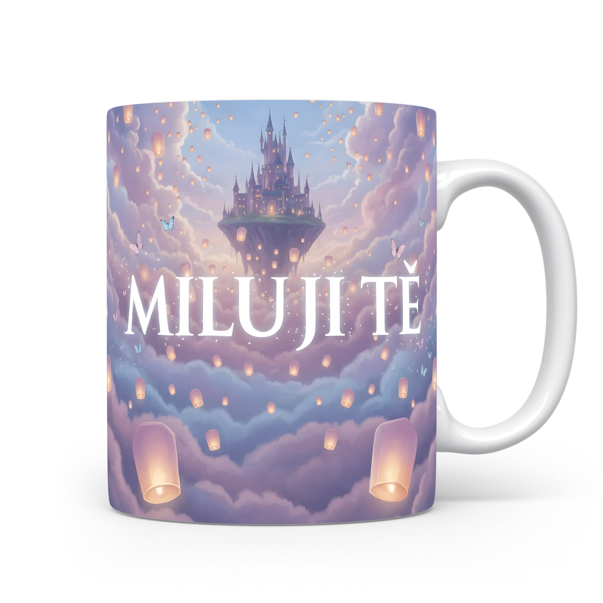 Hrnek s nápisem MILUJI TĚ a motivem létajících lampionů a hradu v oblacích.