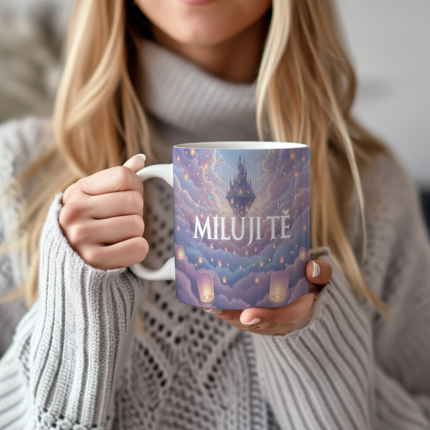 Hrnek s nápisem MILUJI TĚ a motivem létajících lampionů a hradu v oblacích.