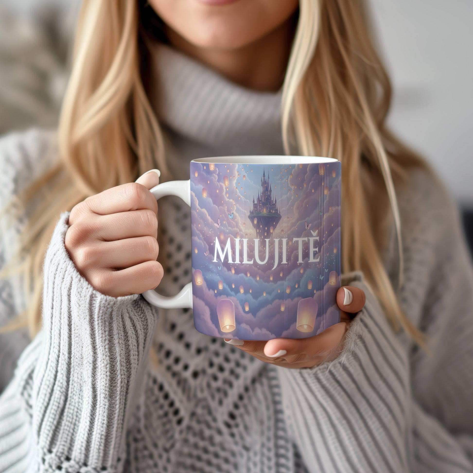 Hrnek s nápisem MILUJI TĚ a motivem létajících lampionů a hradu v oblacích.