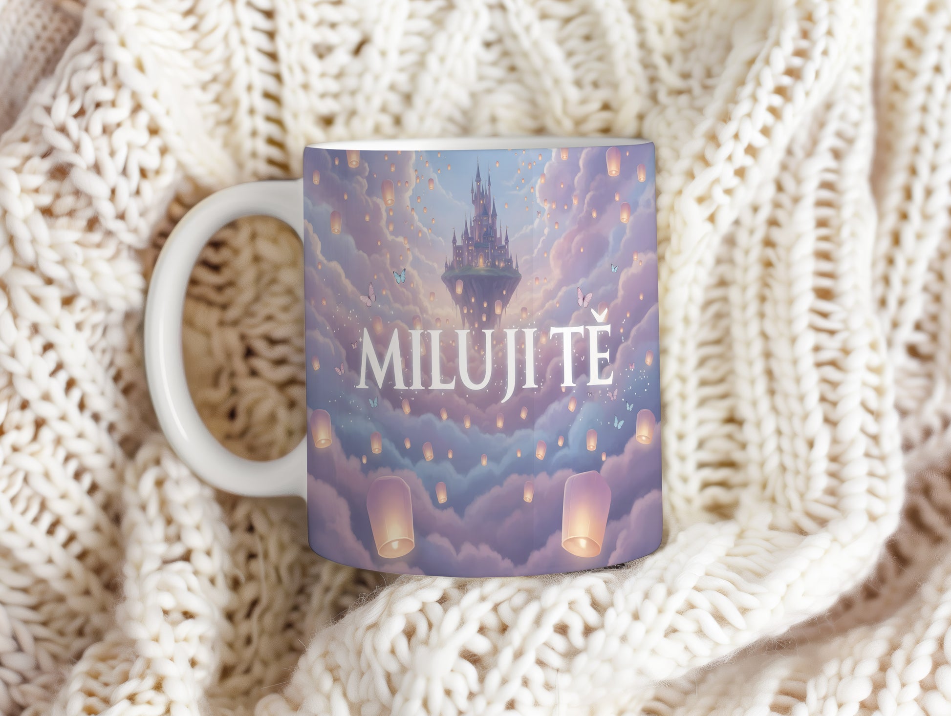 Hrnek s nápisem MILUJI TĚ a motivem létajících lampionů a hradu v oblacích.