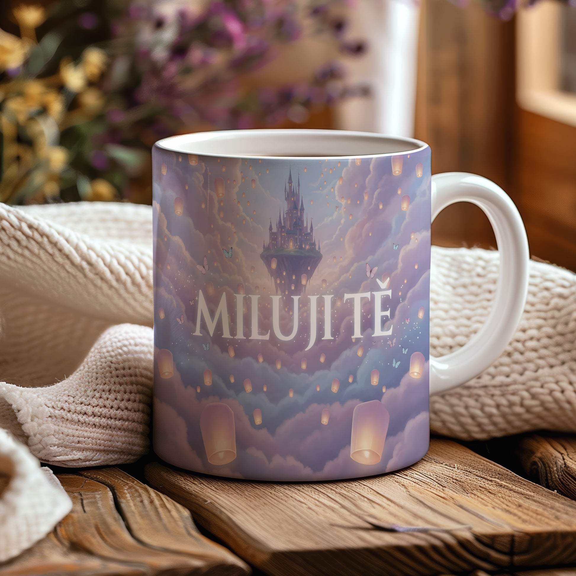 Hrnek s nápisem MILUJI TĚ a motivem létajících lampionů a hradu v oblacích.