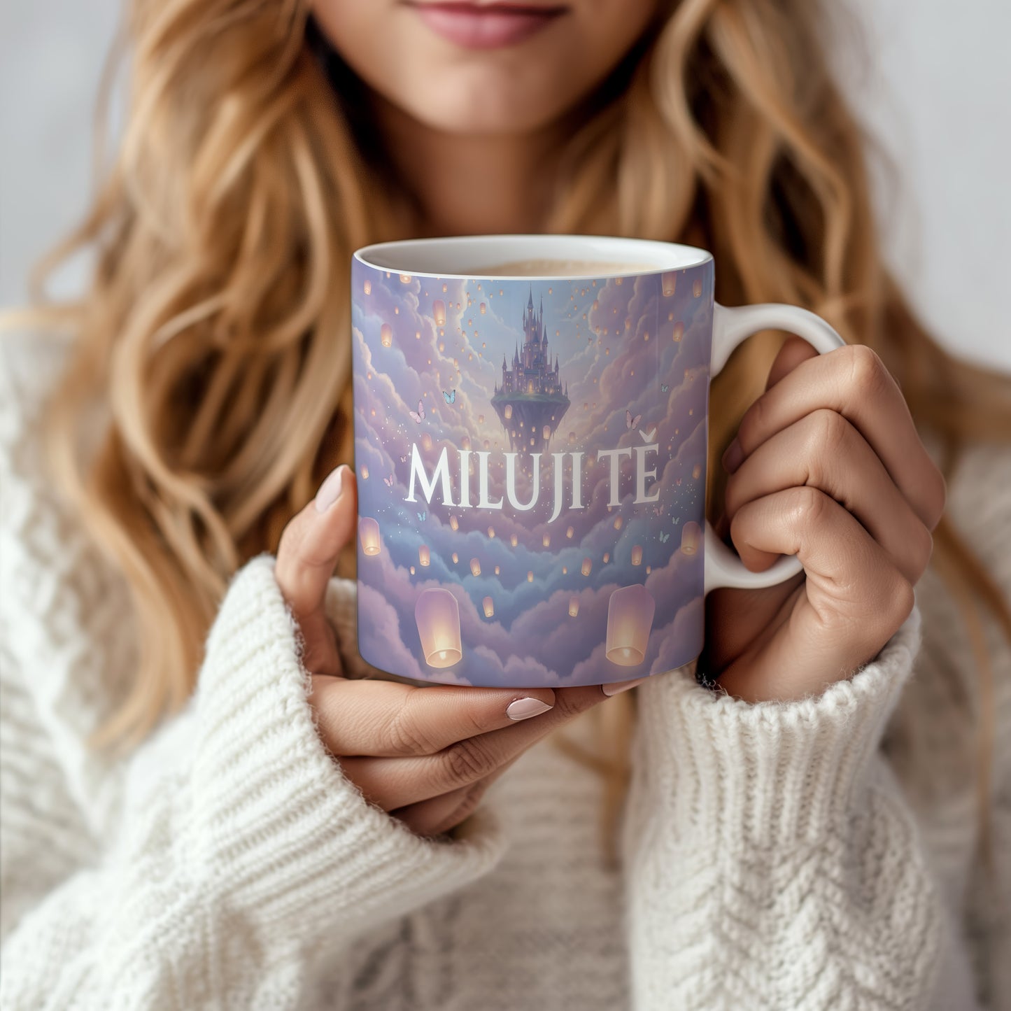 Hrnek s nápisem MILUJI TĚ a motivem létajících lampionů a hradu v oblacích.