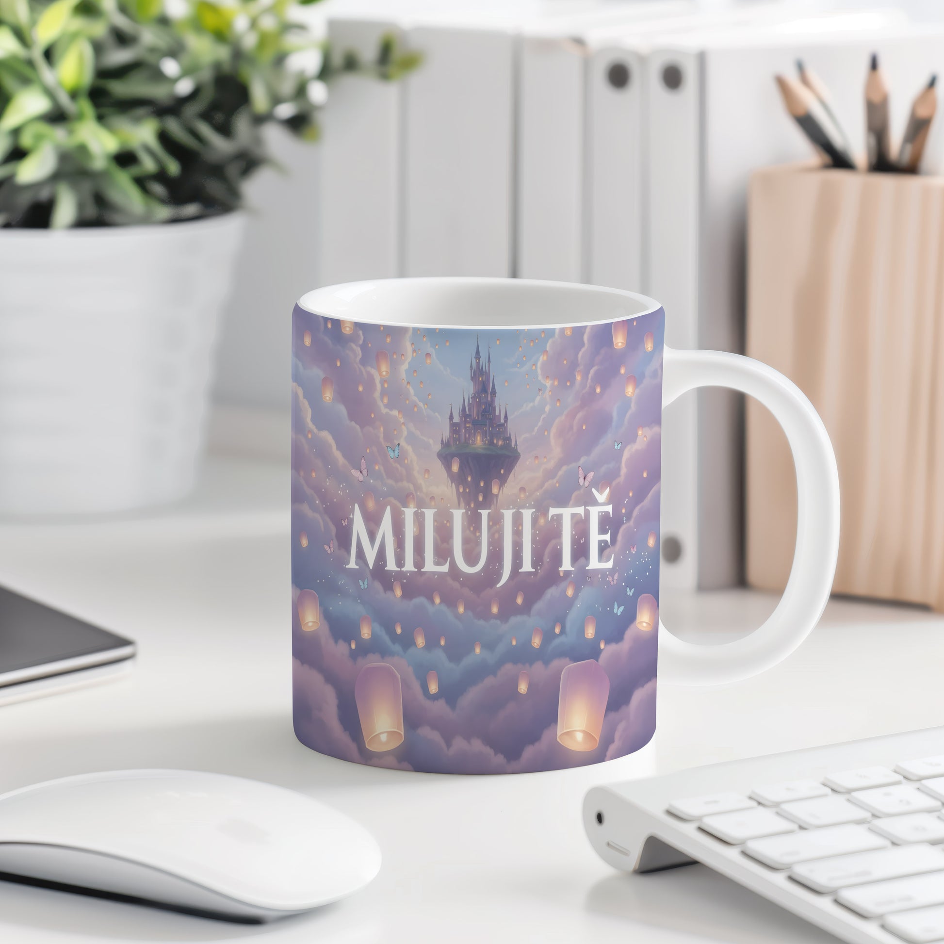 Hrnek s nápisem MILUJI TĚ a motivem létajících lampionů a hradu v oblacích.