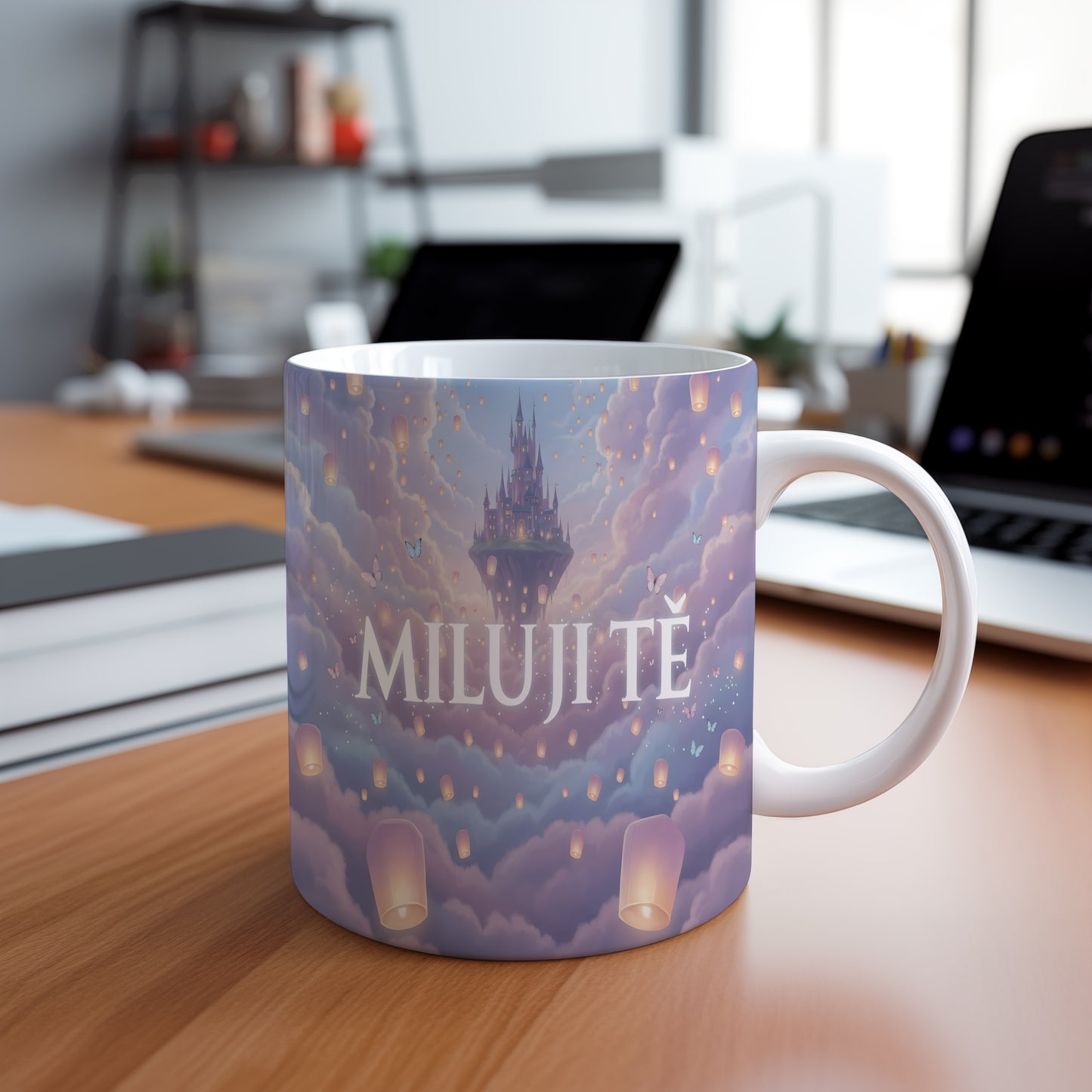 Hrnek s nápisem MILUJI TĚ a motivem létajících lampionů a hradu v oblacích.