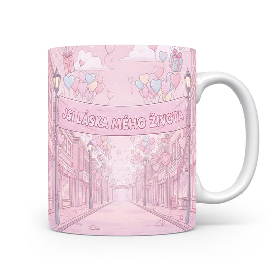 Růžový hrnek s romantickým motivem srdcí a balónků.