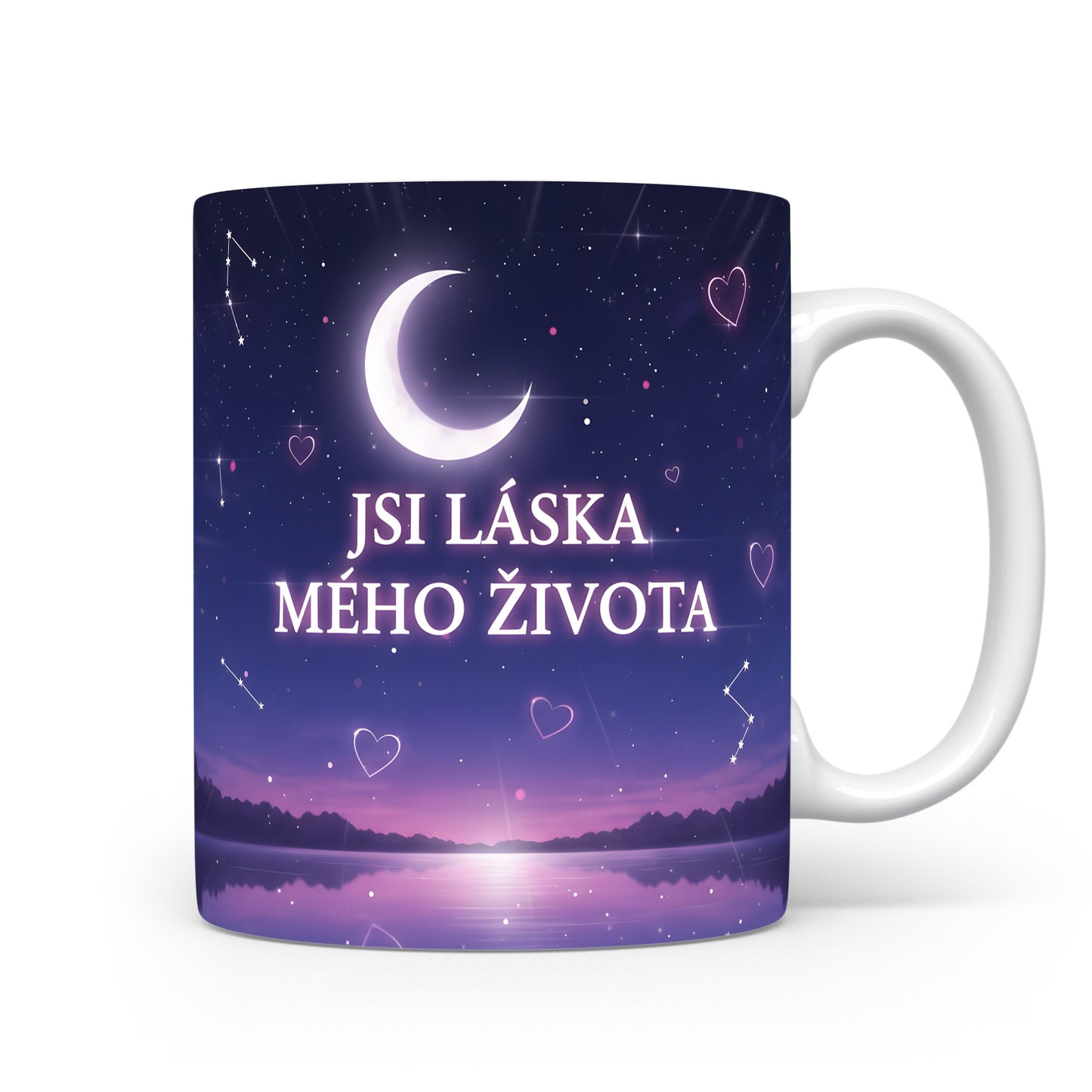 Fialový hrnek s nápisem JSI LÁSKA MÉHO ŽIVOTA a motivem hvězdné oblohy.