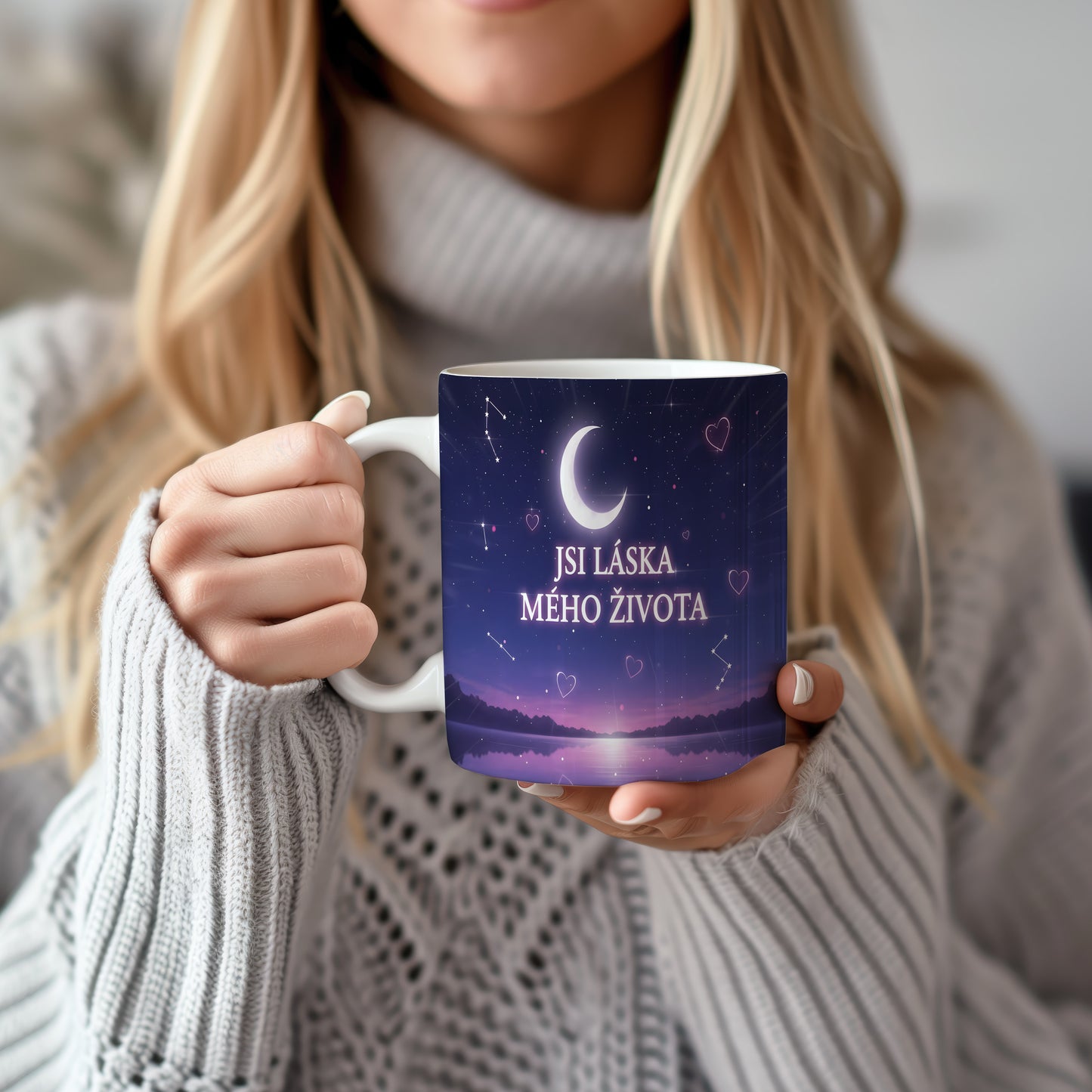Fialový hrnek s nápisem JSI LÁSKA MÉHO ŽIVOTA a motivem hvězdné oblohy.