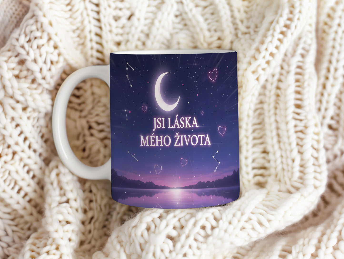 Fialový hrnek s nápisem JSI LÁSKA MÉHO ŽIVOTA a motivem hvězdné oblohy.