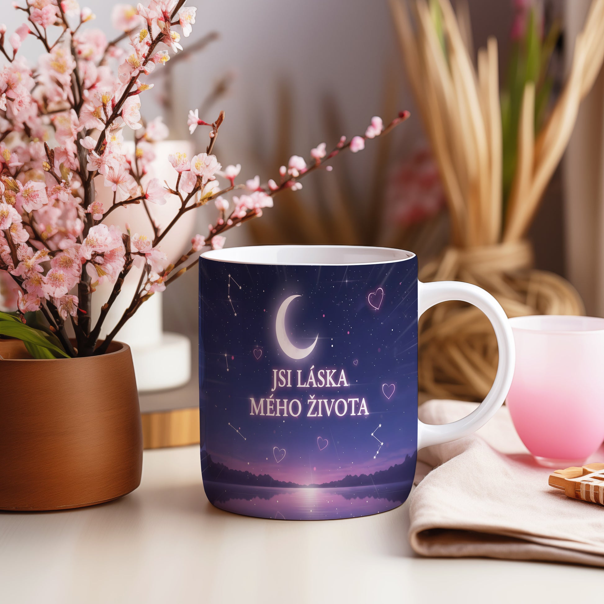 Fialový hrnek s nápisem JSI LÁSKA MÉHO ŽIVOTA a motivem hvězdné oblohy.