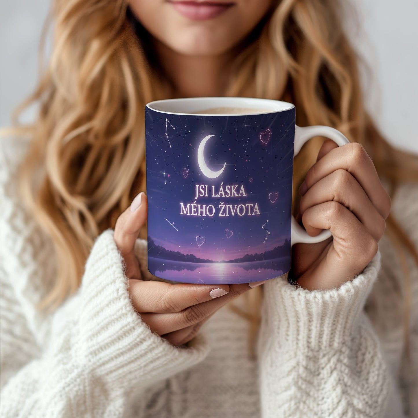 Fialový hrnek s nápisem JSI LÁSKA MÉHO ŽIVOTA a motivem hvězdné oblohy.