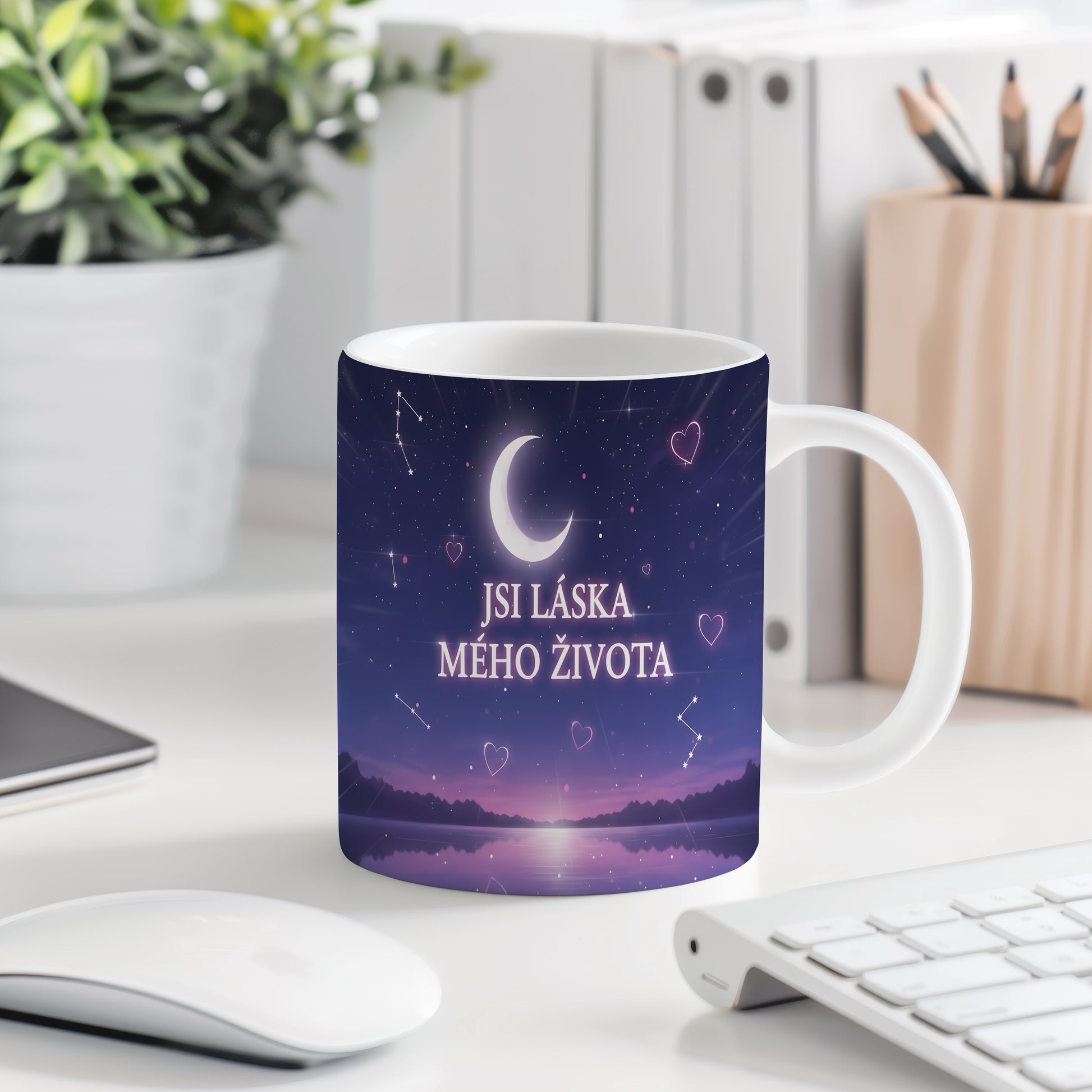 Fialový hrnek s nápisem JSI LÁSKA MÉHO ŽIVOTA a motivem hvězdné oblohy.