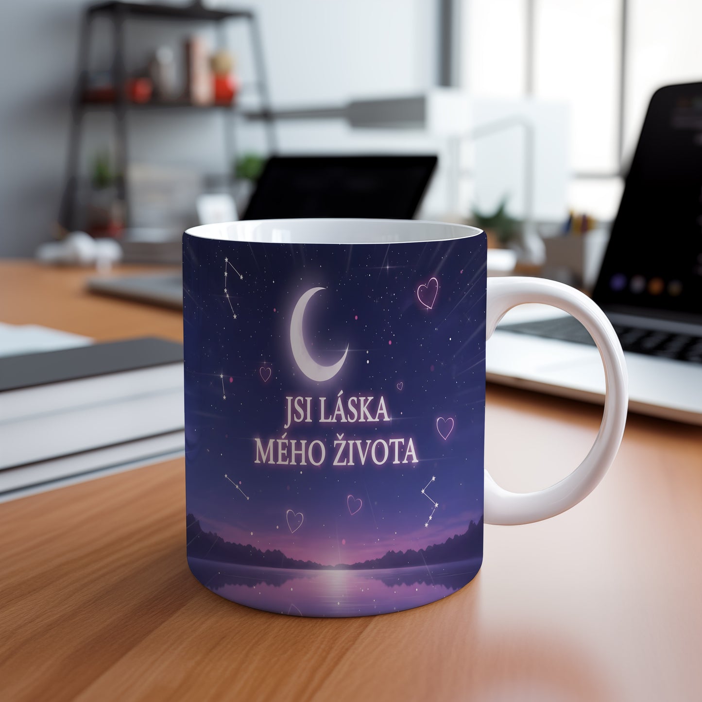 Fialový hrnek s nápisem JSI LÁSKA MÉHO ŽIVOTA a motivem hvězdné oblohy.