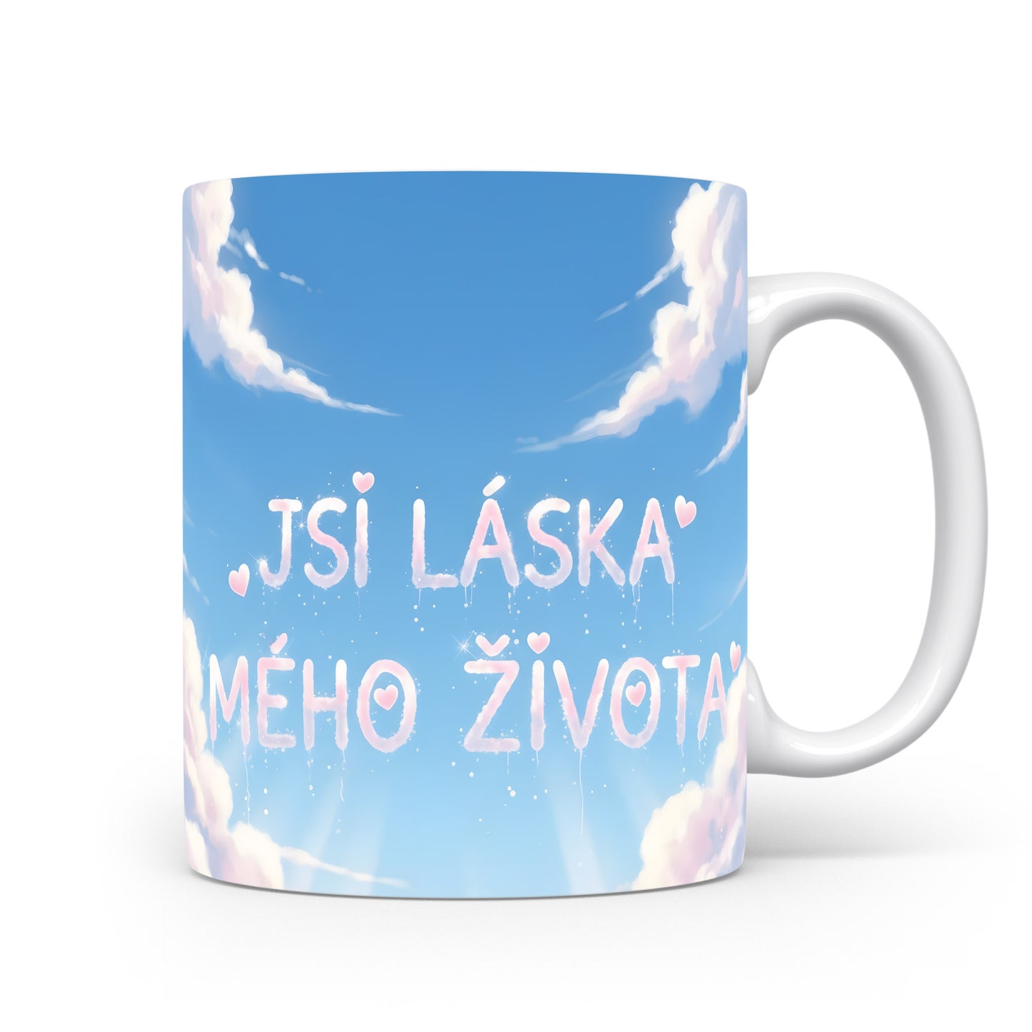 Hrnek s nápisem JSI LÁSKA MÉHO ŽIVOTA na modré obloze s oblaky a srdíčky.