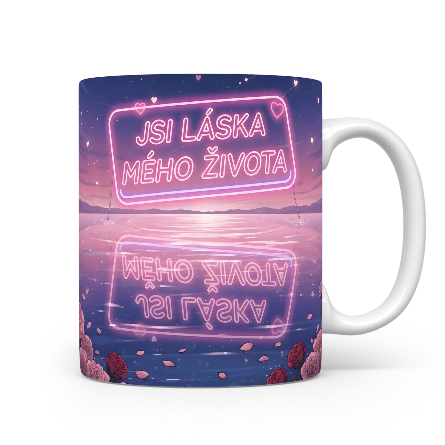 Romantický hrnek s nápisem 'JSI LÁSKA MÉHO ŽIVOTA' a motivem srdcí a růží.
