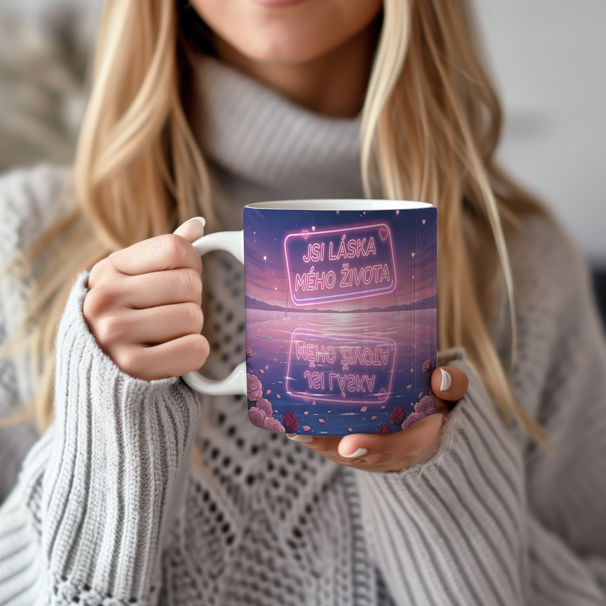 Romantický hrnek s nápisem 'JSI LÁSKA MÉHO ŽIVOTA' a motivem srdcí a růží.