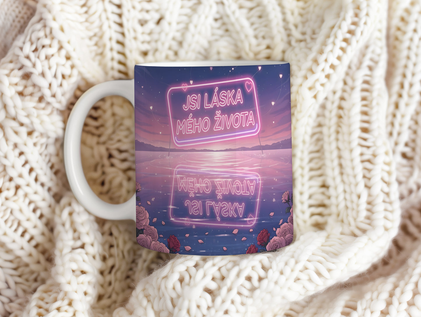 Romantický hrnek s nápisem 'JSI LÁSKA MÉHO ŽIVOTA' a motivem srdcí a růží.