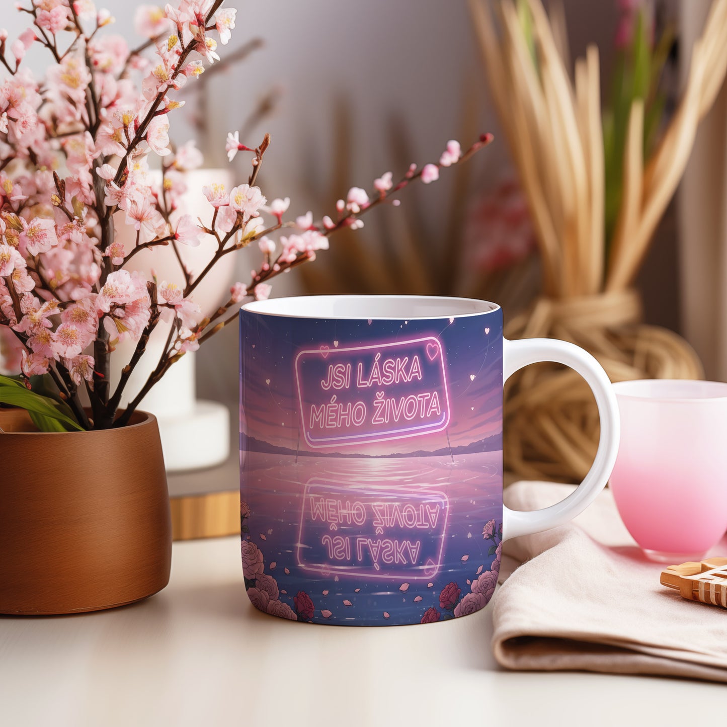 Romantický hrnek s nápisem 'JSI LÁSKA MÉHO ŽIVOTA' a motivem srdcí a růží.