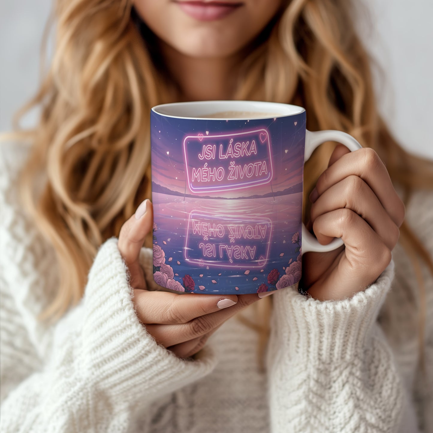 Romantický hrnek s nápisem 'JSI LÁSKA MÉHO ŽIVOTA' a motivem srdcí a růží.