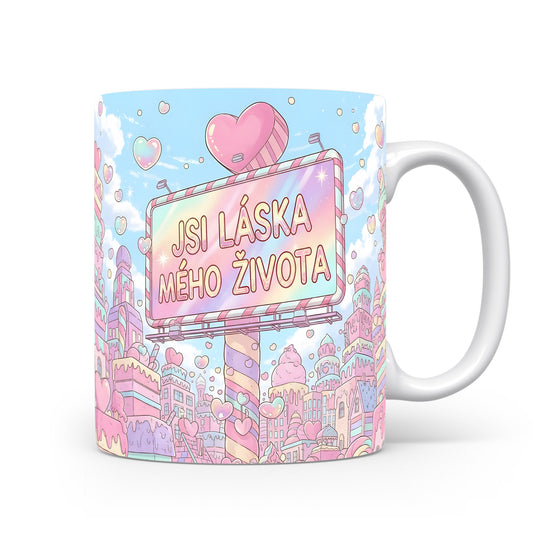 Pastelový hrnek s nápisem JSI LÁSKA MÉHO ŽIVOTA obklopený srdíčky a městem.