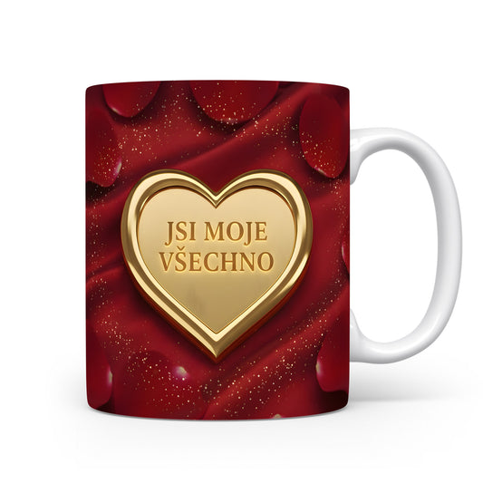 Bílý hrnek s červeným pozadím a zlatým srdcem s nápisem JSI MOJE VŠECHNO.