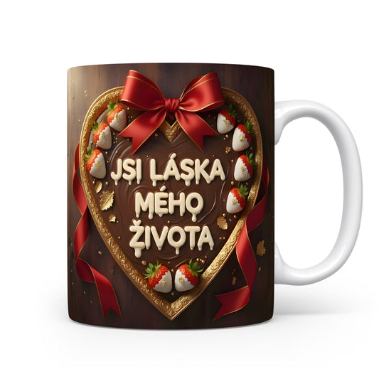 Romantický hrnek s motivem srdce, mašle a jahod na dřevěném pozadí.