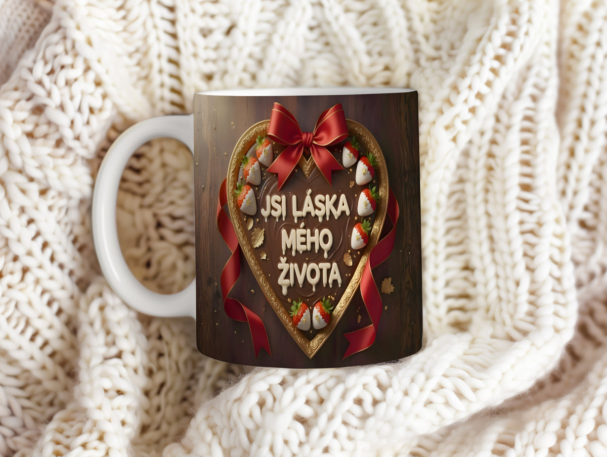 Romantický hrnek s motivem srdce, mašle a jahod na dřevěném pozadí.