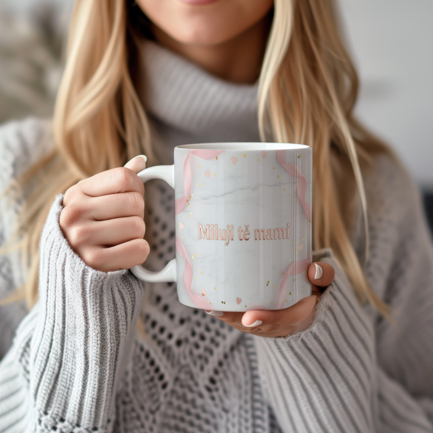 Hrnek Miluji tě mami – růžové srdíčka a zlaté tečky na mramorovém pozadí – varianta 22