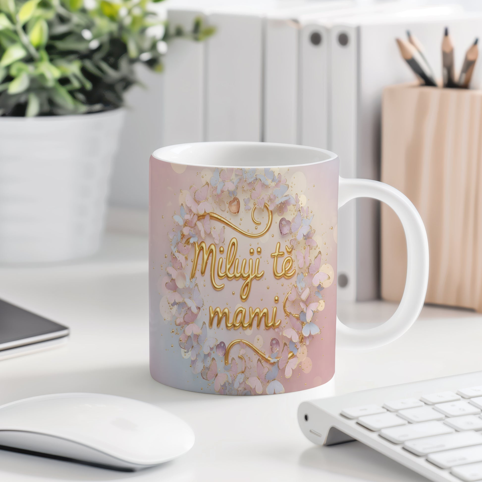 Hrnek Miluji tě mami – pasteloví motýli v zlatém objetí – varianta 77