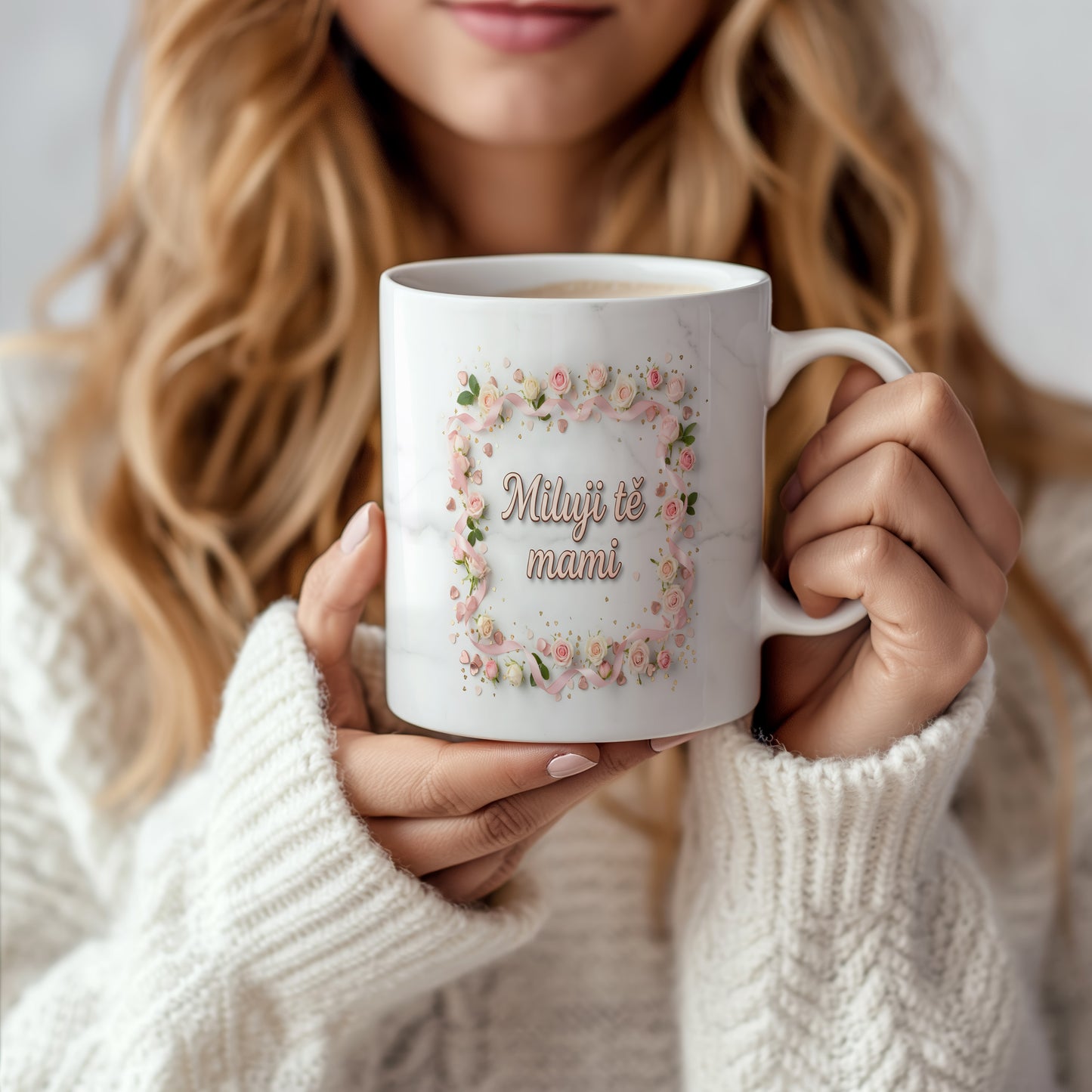 Hrnek Miluji tě mami – růžové růže a zlaté srdíčka na mramorovém pozadí – varianta 66