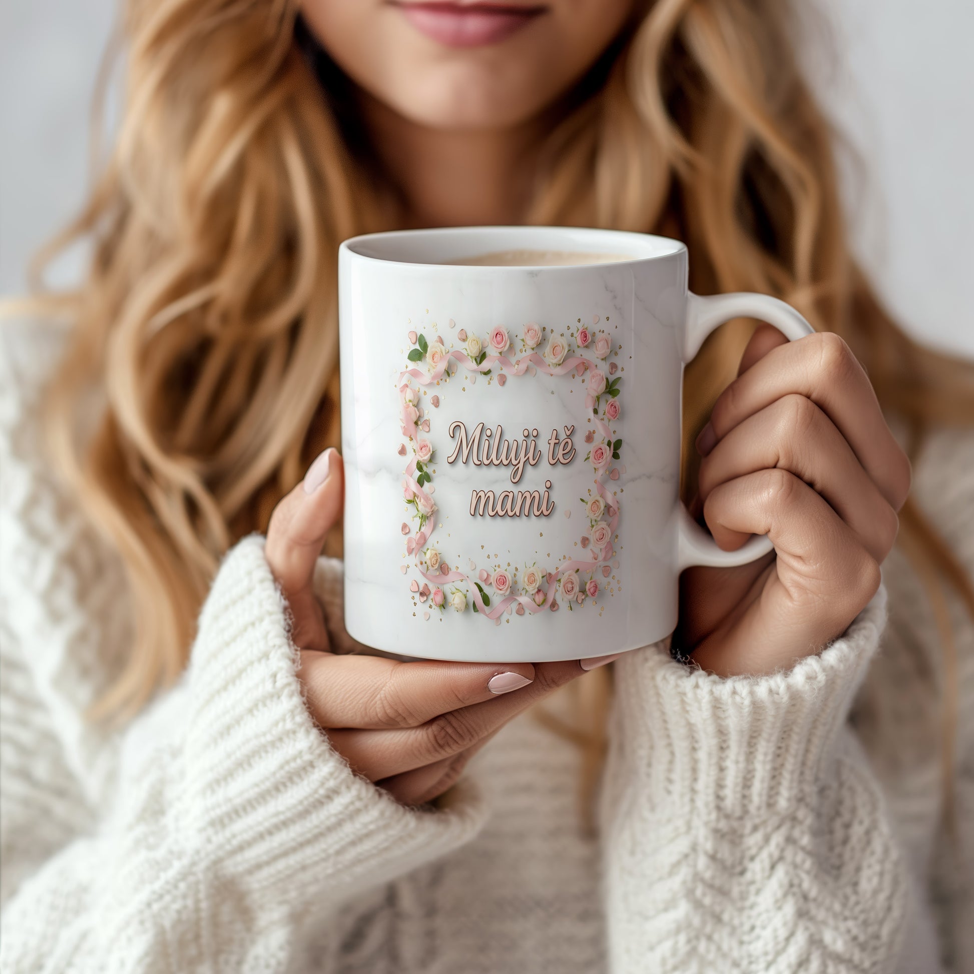 Hrnek Miluji tě mami – růžové růže a zlaté srdíčka na mramorovém pozadí – varianta 66