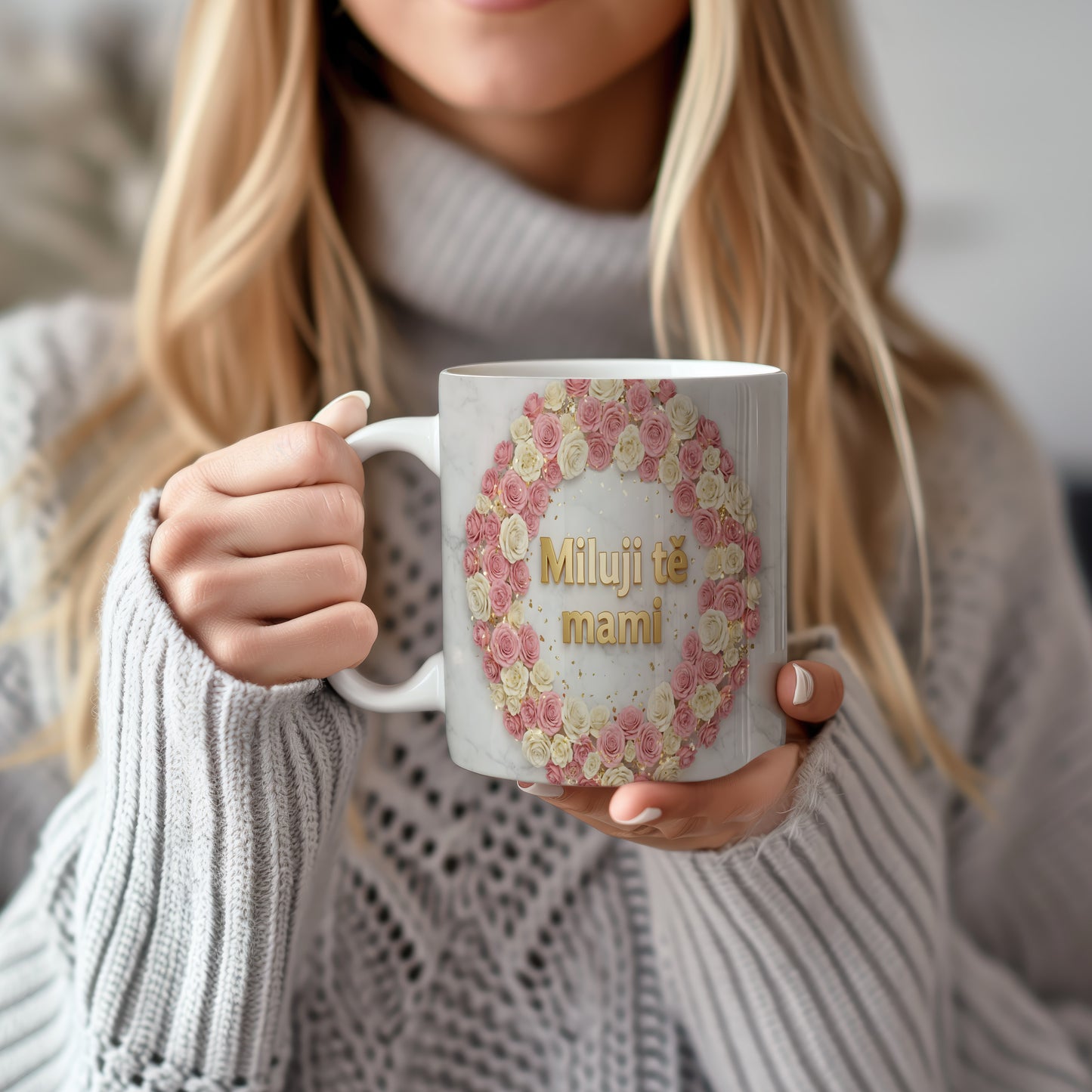 Hrnek Miluji tě mami – květinový věnec na mramorovém pozadí – varianta 22