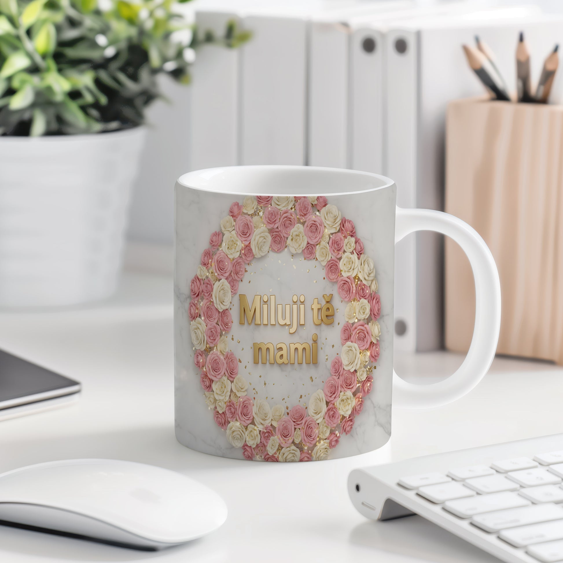 Hrnek Miluji tě mami – květinový věnec na mramorovém pozadí – varianta 77