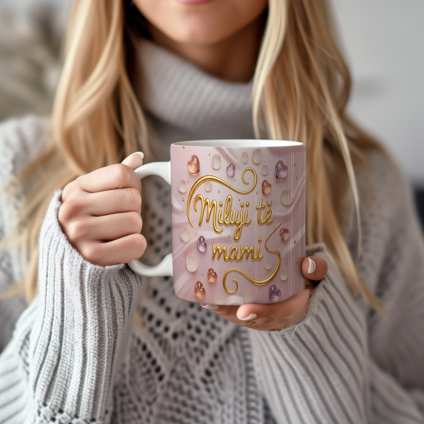 Hrnek Miluji tě mami – zlaté písmo na saténovém pozadí s jemnými srdíčky – varianta 22