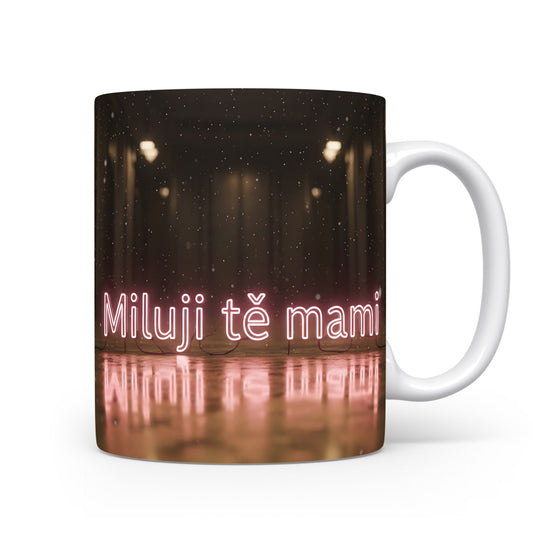 Hrnek Miluji tě mami – neonové písmo na tmavém pozadí – varianta 11