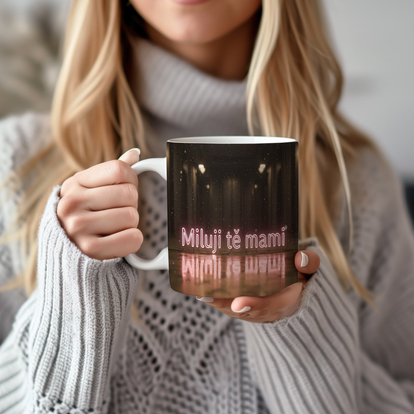 Hrnek Miluji tě mami – neonové písmo na tmavém pozadí – varianta 22