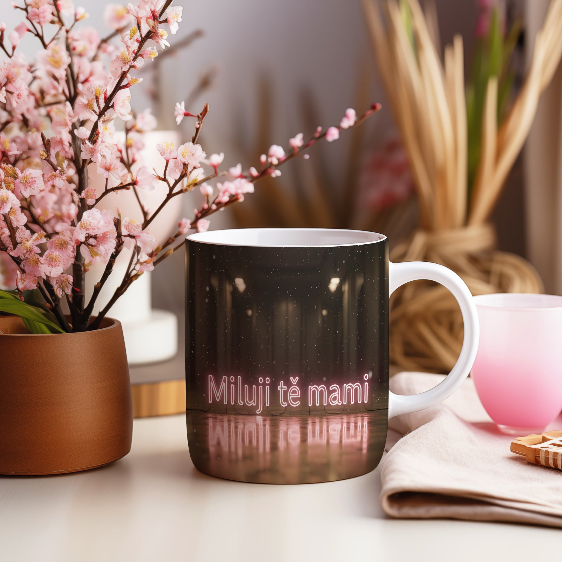 Hrnek Miluji tě mami – neonové písmo na tmavém pozadí – varianta 55